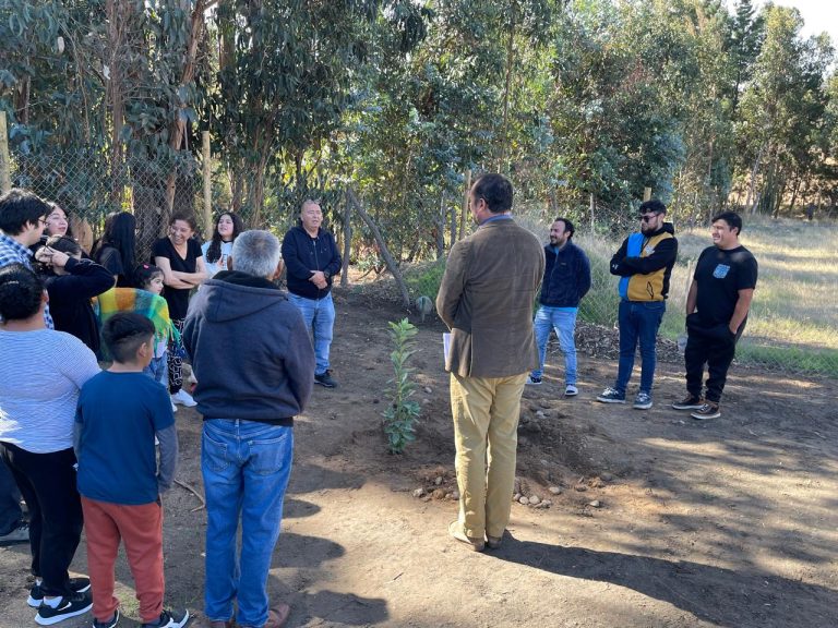 Familia reunida al aire libre durante una ceremonia de plantación de Biofuneral