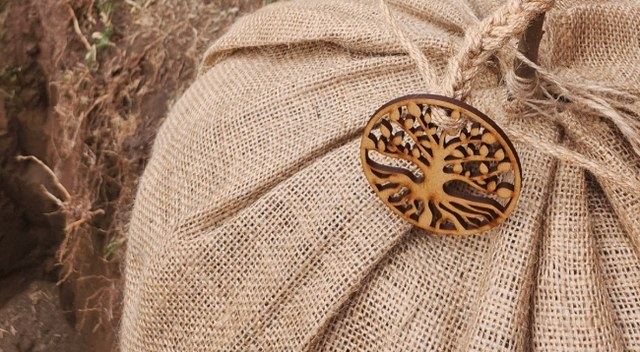 Ánfora Árbol Nativo real: bolsa de arpillera con el medallón de madera Biofuneral